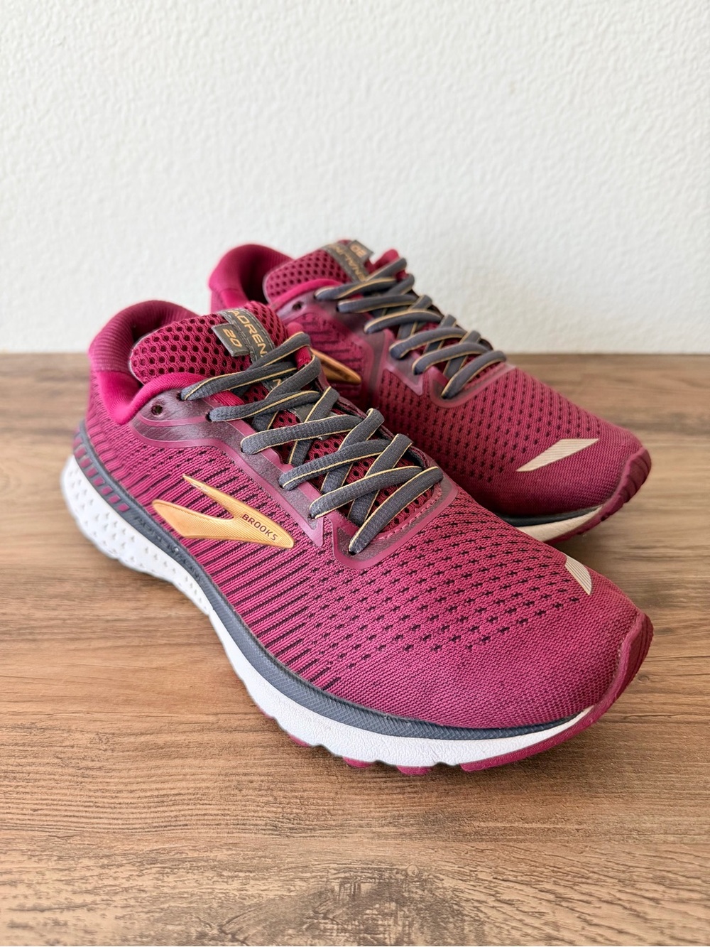 Brooks Women’s Adrenaline GTS 20 Burgundy Red/Gold Size: 7-B Excellent Condition